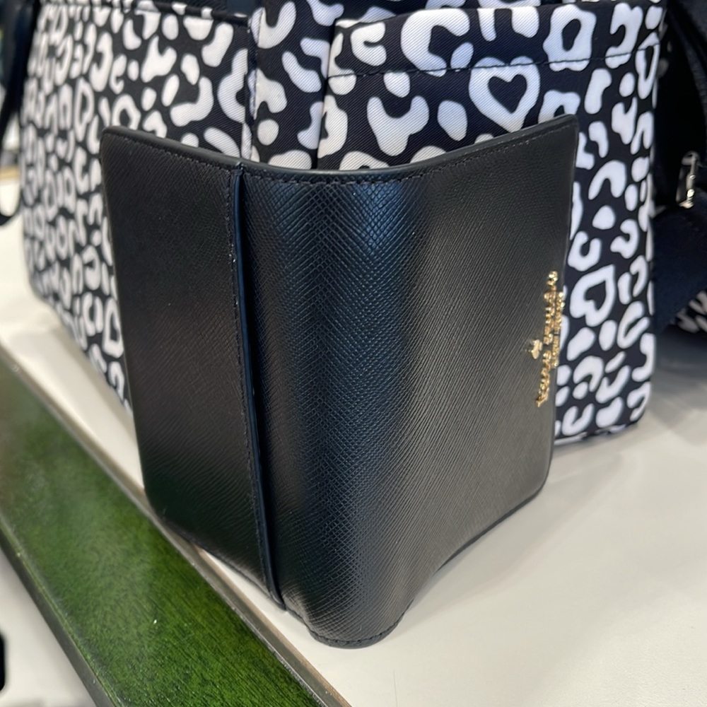 Kate Spade Madison Small Bifold Wallet
Black 
NWT - Picture 13 of 16